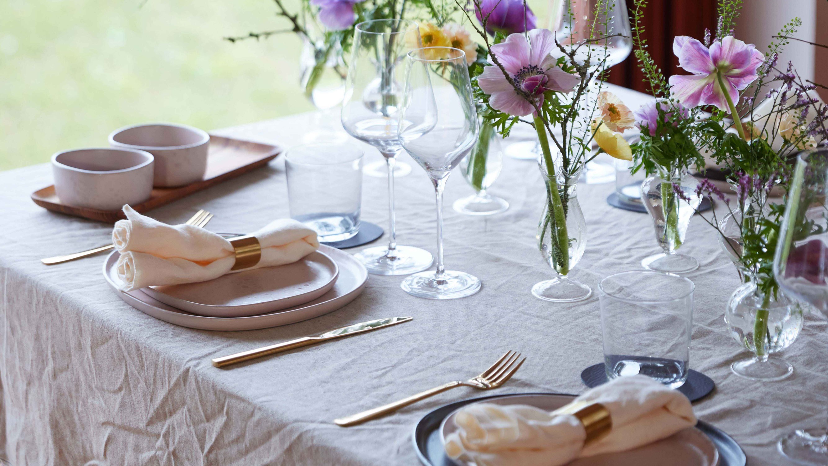 Festlich gedeckter Tisch mit Blumenarrangements