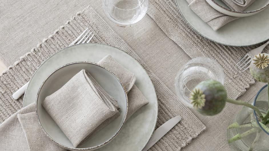 Harmonisches Tischgedeck in natürlichen Beigetönen