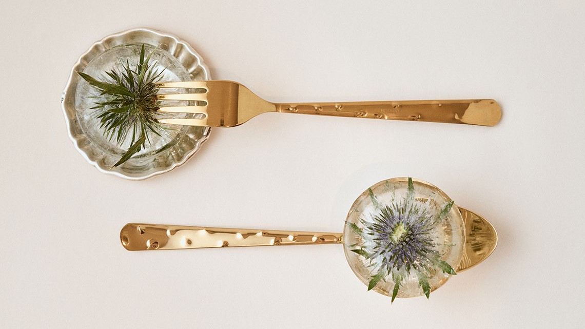 Goldenes Besteck mit floralen Details