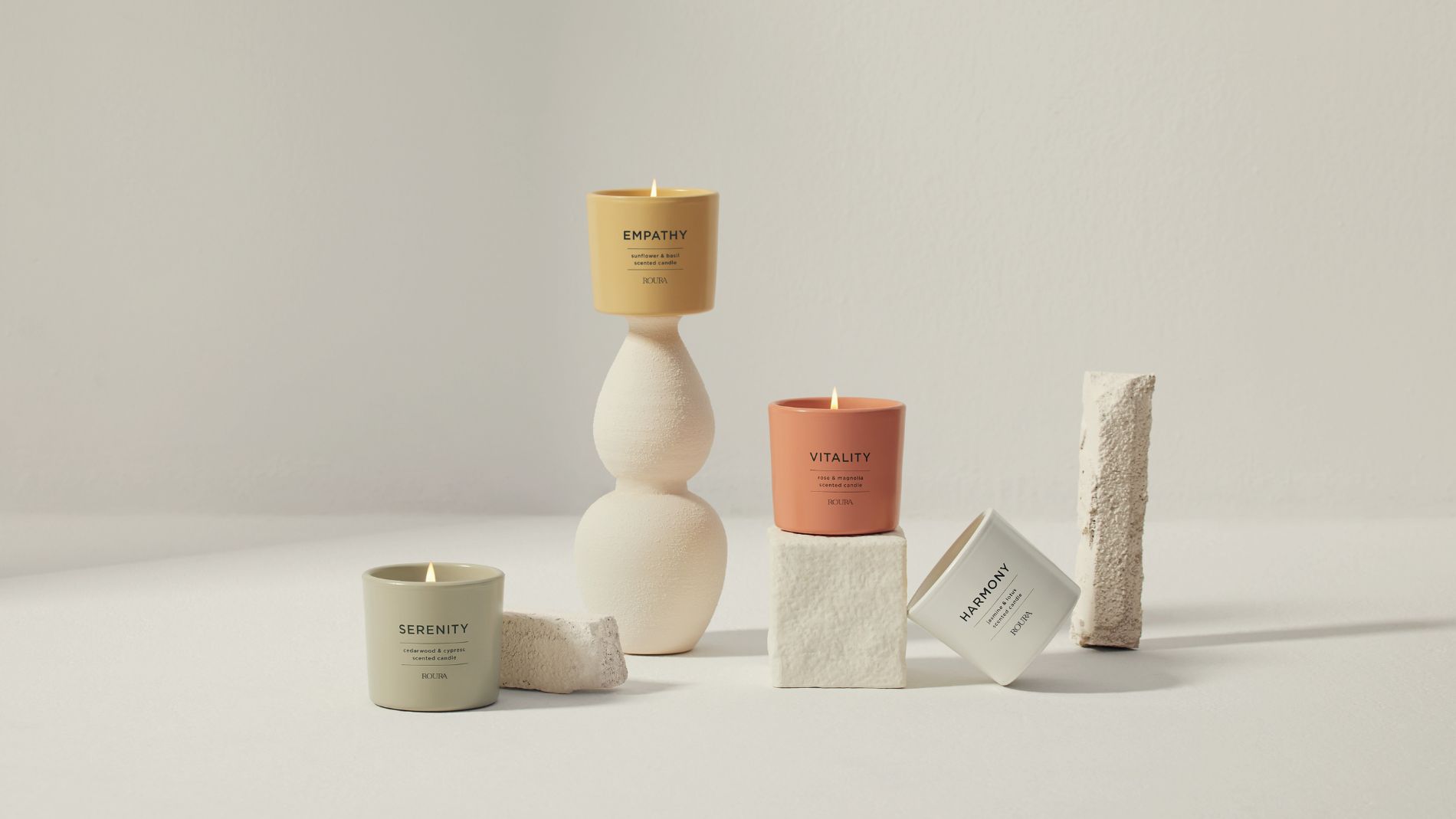 Minimalistische Kerzen auf skulpturalen Steinelementen