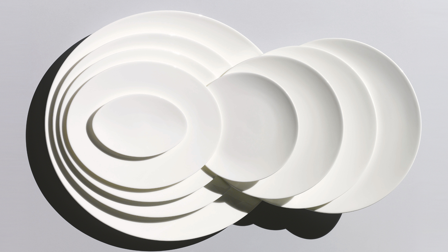 Minimalistisches weißes Tafelset in verschiedenen Größen