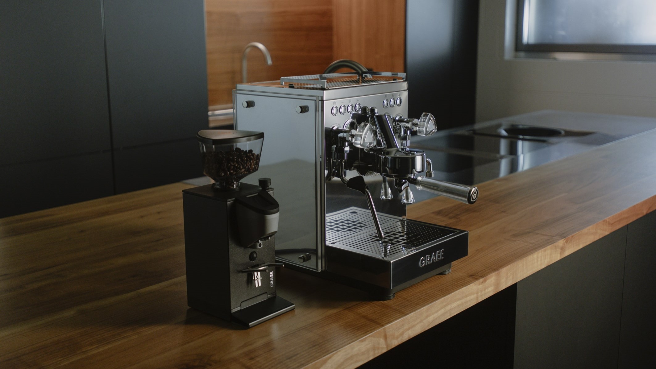 Hochwertige Espressomaschine in moderner Küche