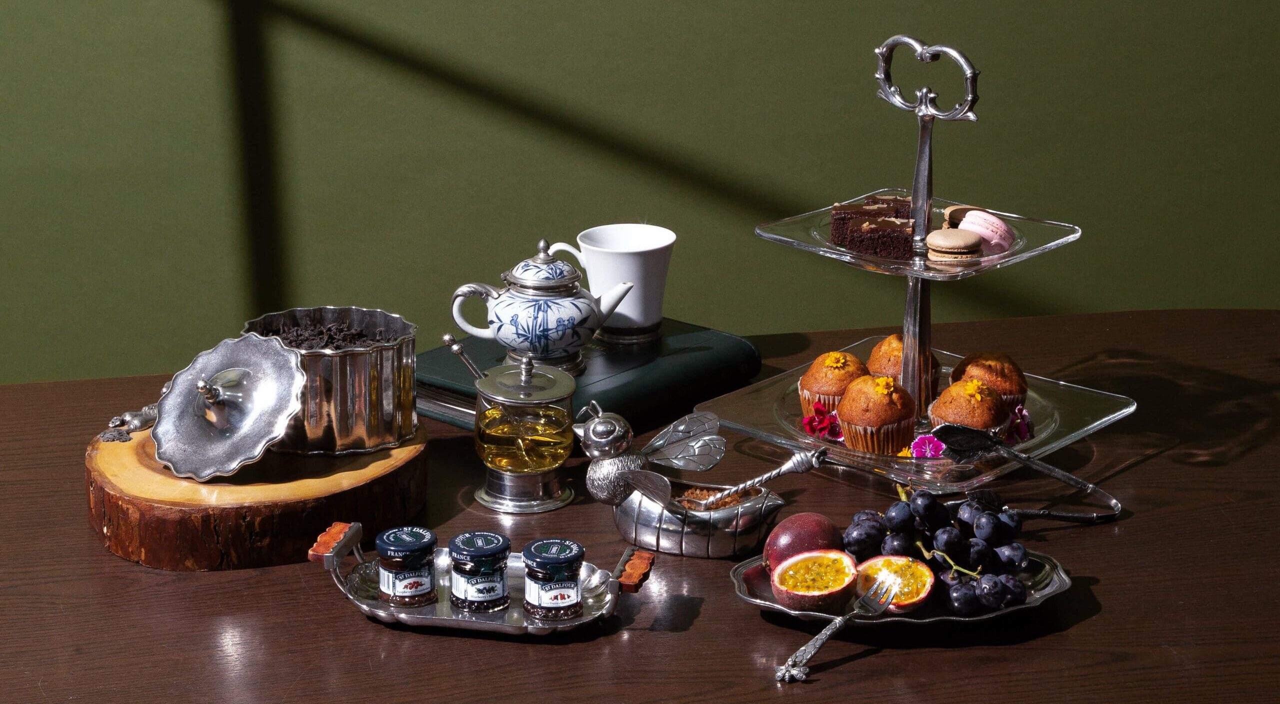 Elegantes Tee-Stillleben mit Gebäck und Früchten