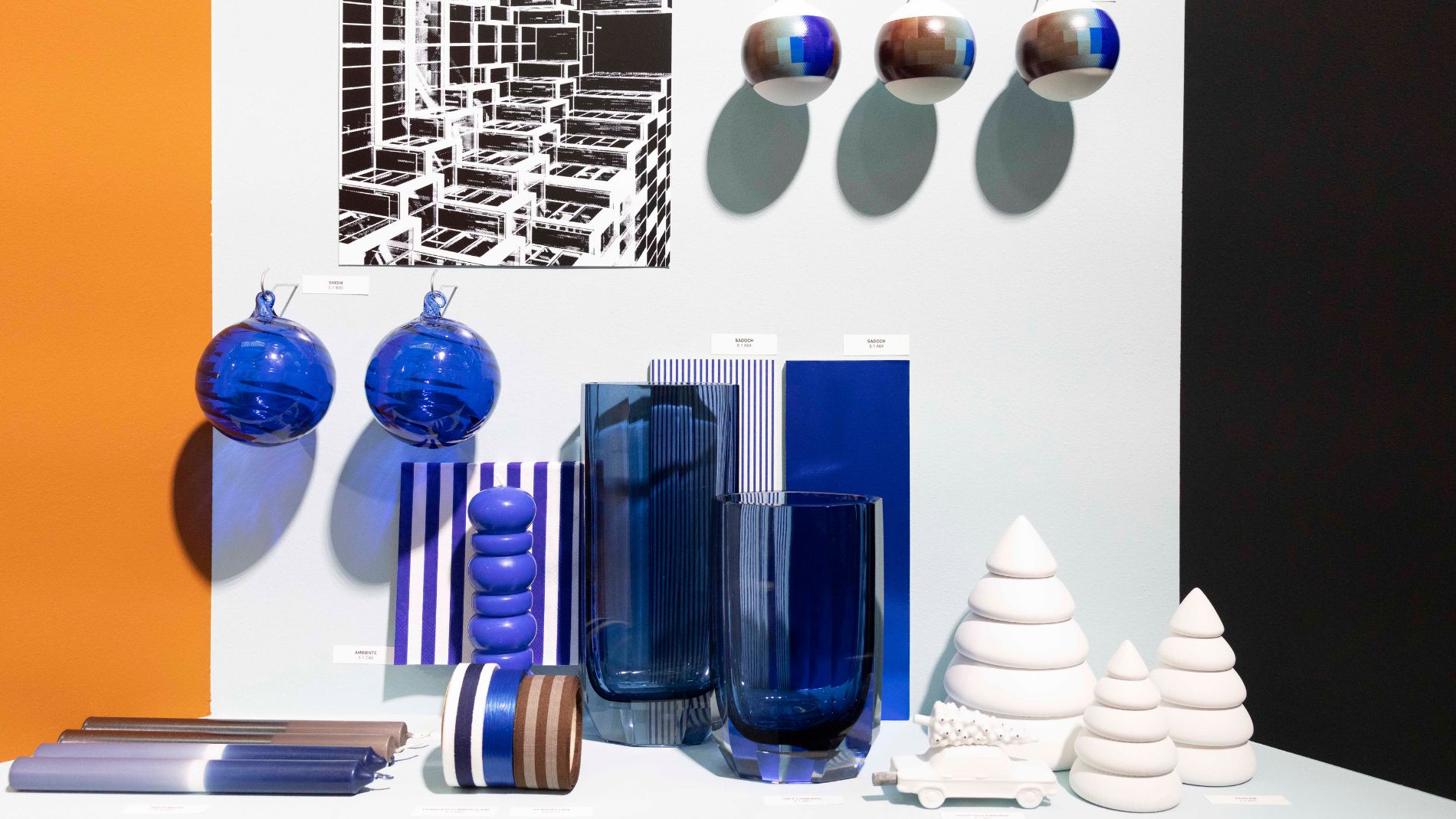 Trenddisplay mit blauen Wohnaccessoires und Glasobjekten