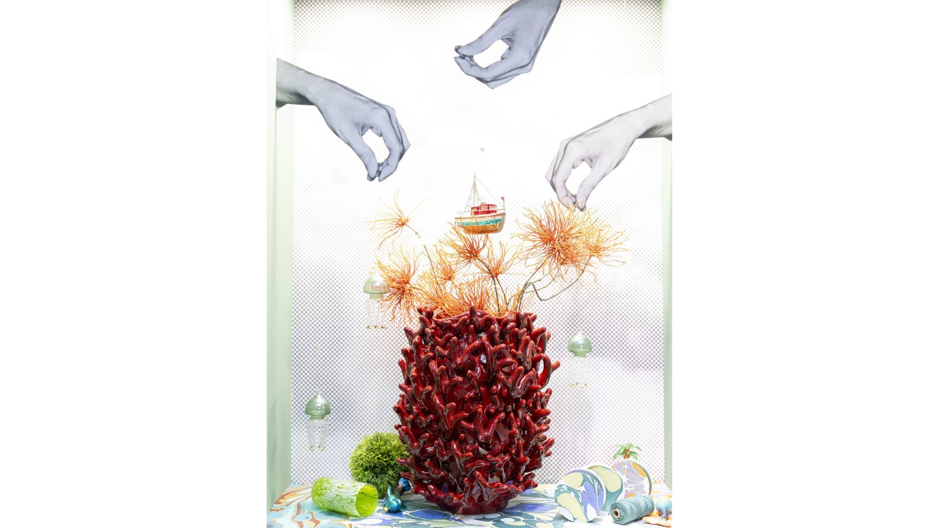 Surreal inszeniertes Schaufenster mit einer roten, korallenartigen Vase