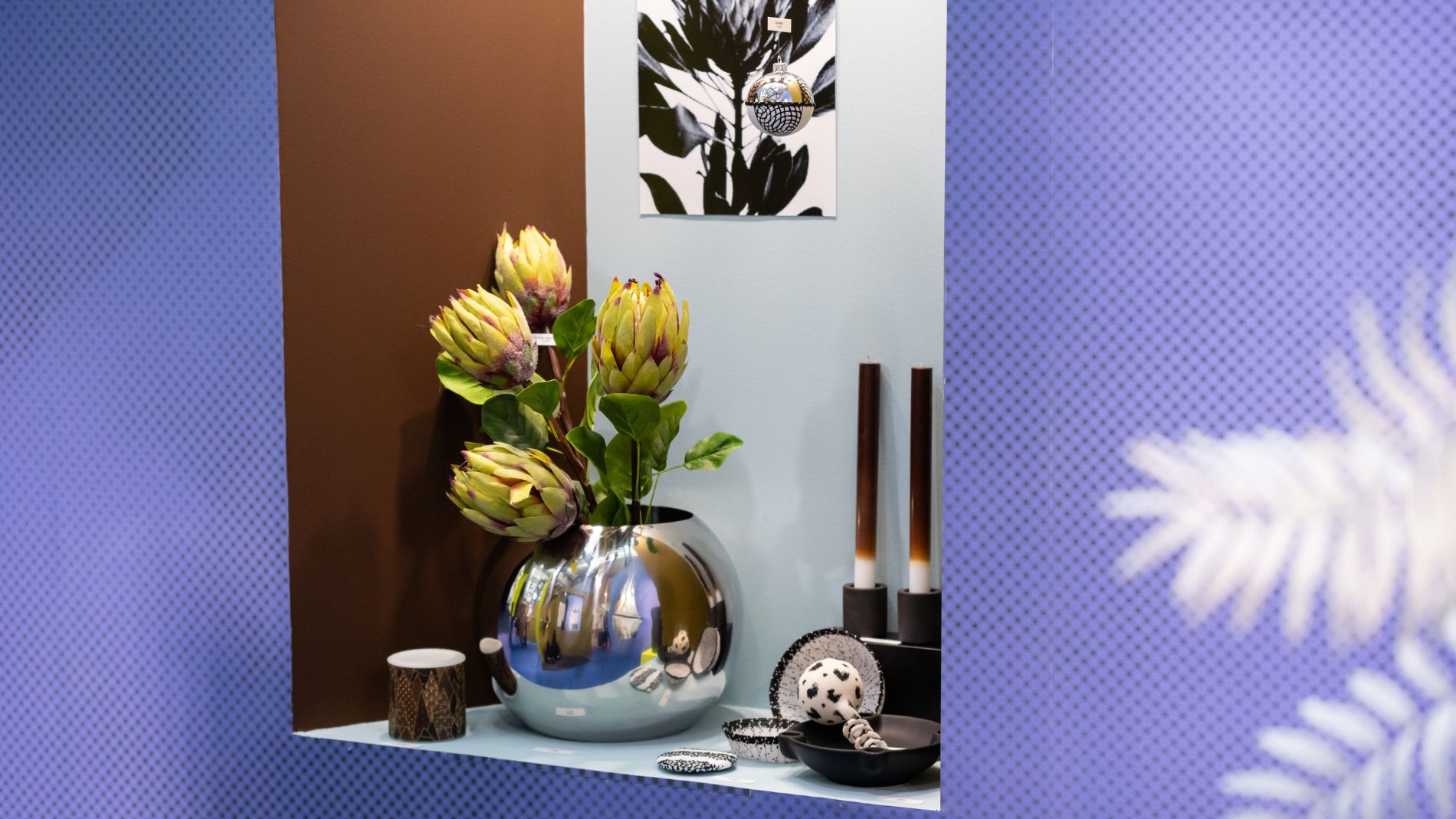 Moderne Vase mit Proteablüten und Wohnaccessoires
