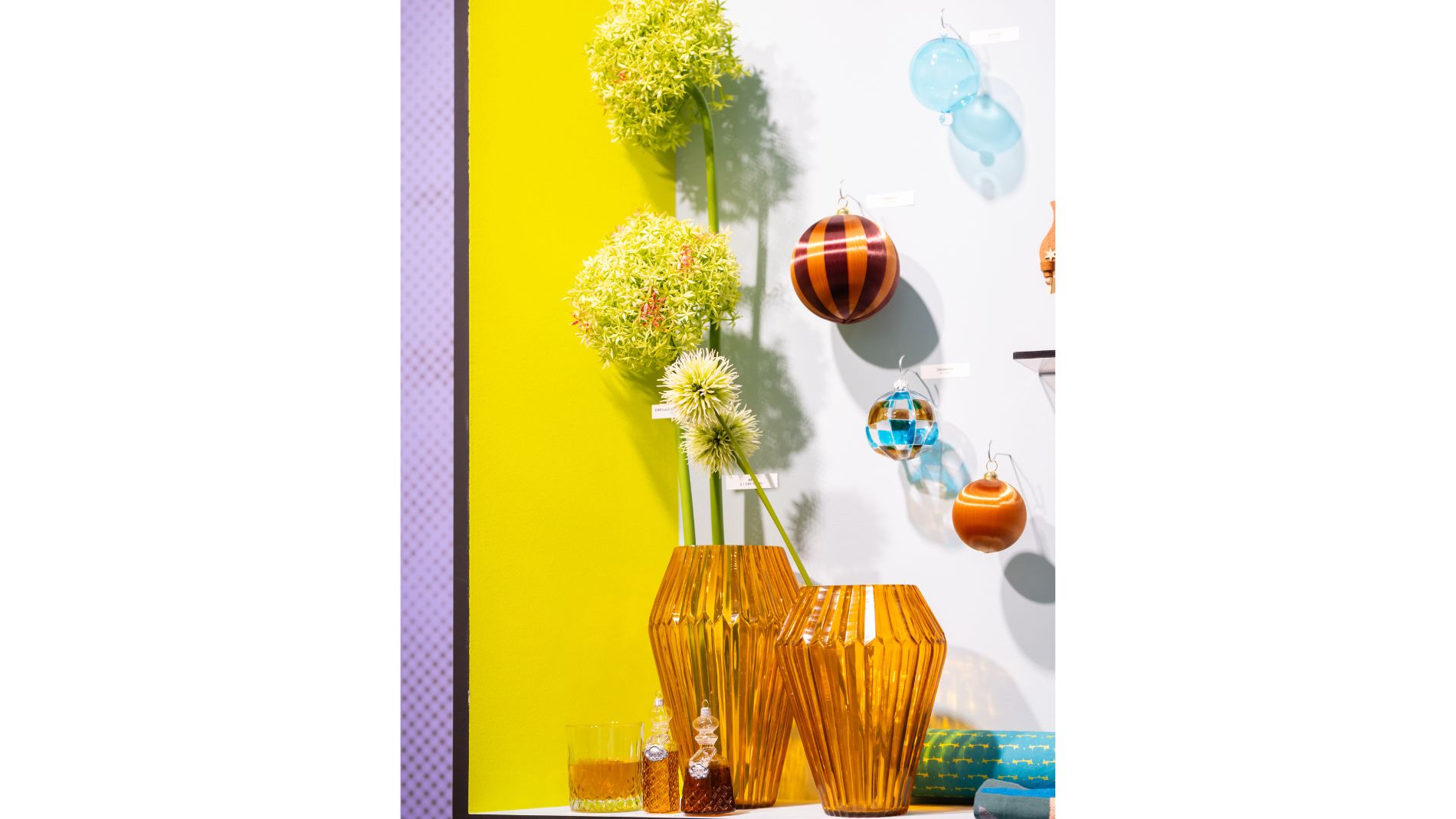 Gelbe Glasvasen mit floraler Herbstdekoration
