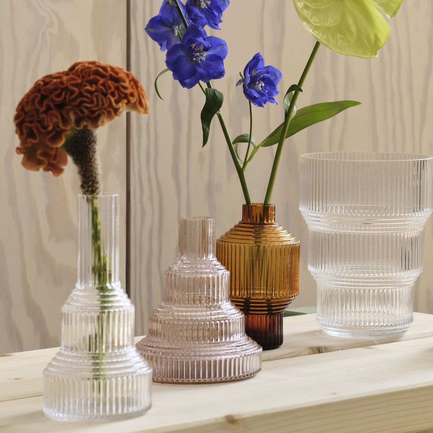 Verschieden geformte Blumenvasen