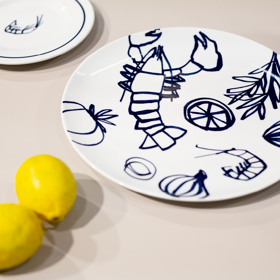 Teller mit maritimen Motiven