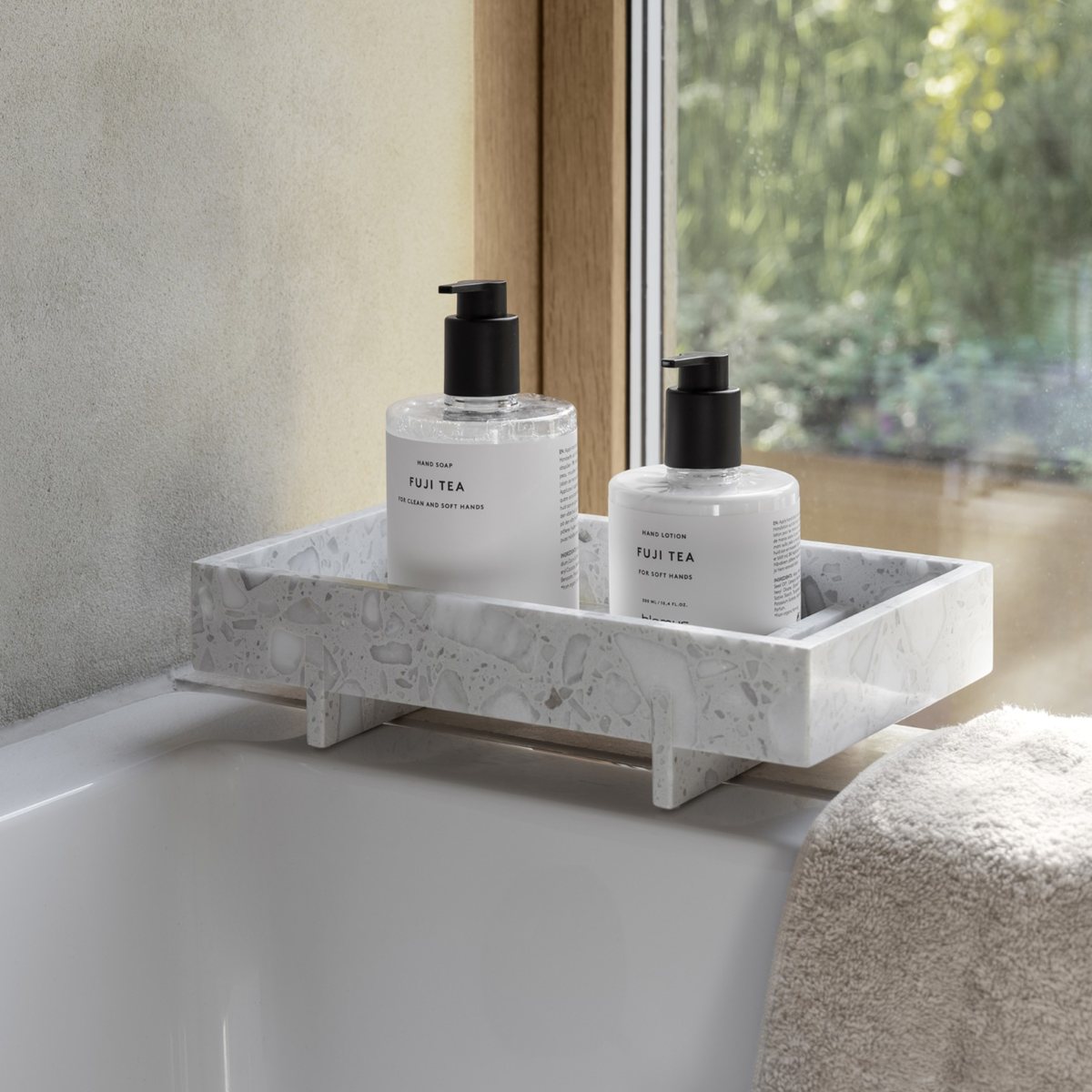 Seifenspender bei einer Badewanne