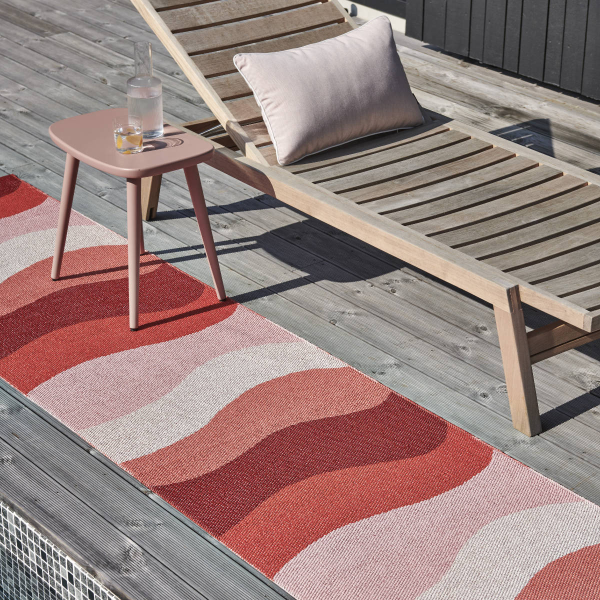 Liege aus Holz mit Beistelltisch und Teppich