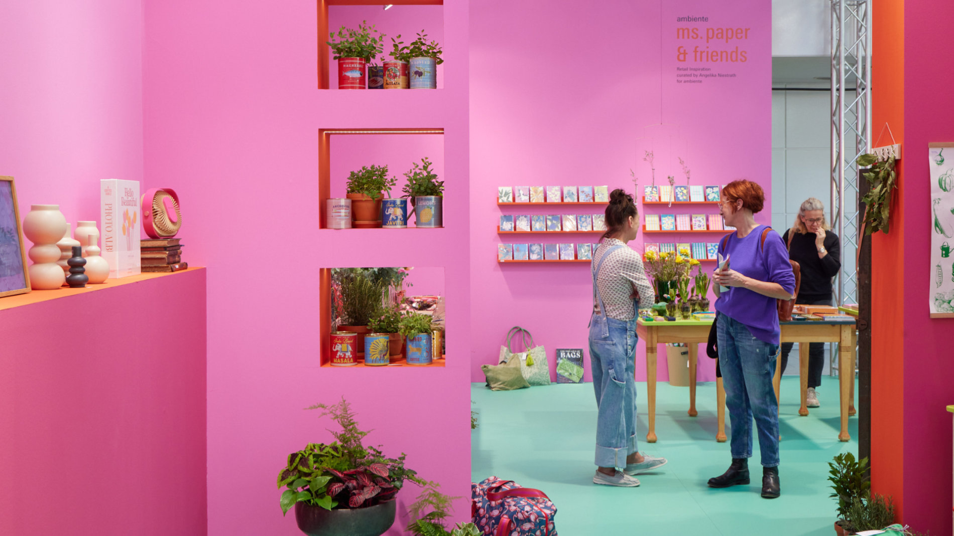 Frauen an einem Messestand