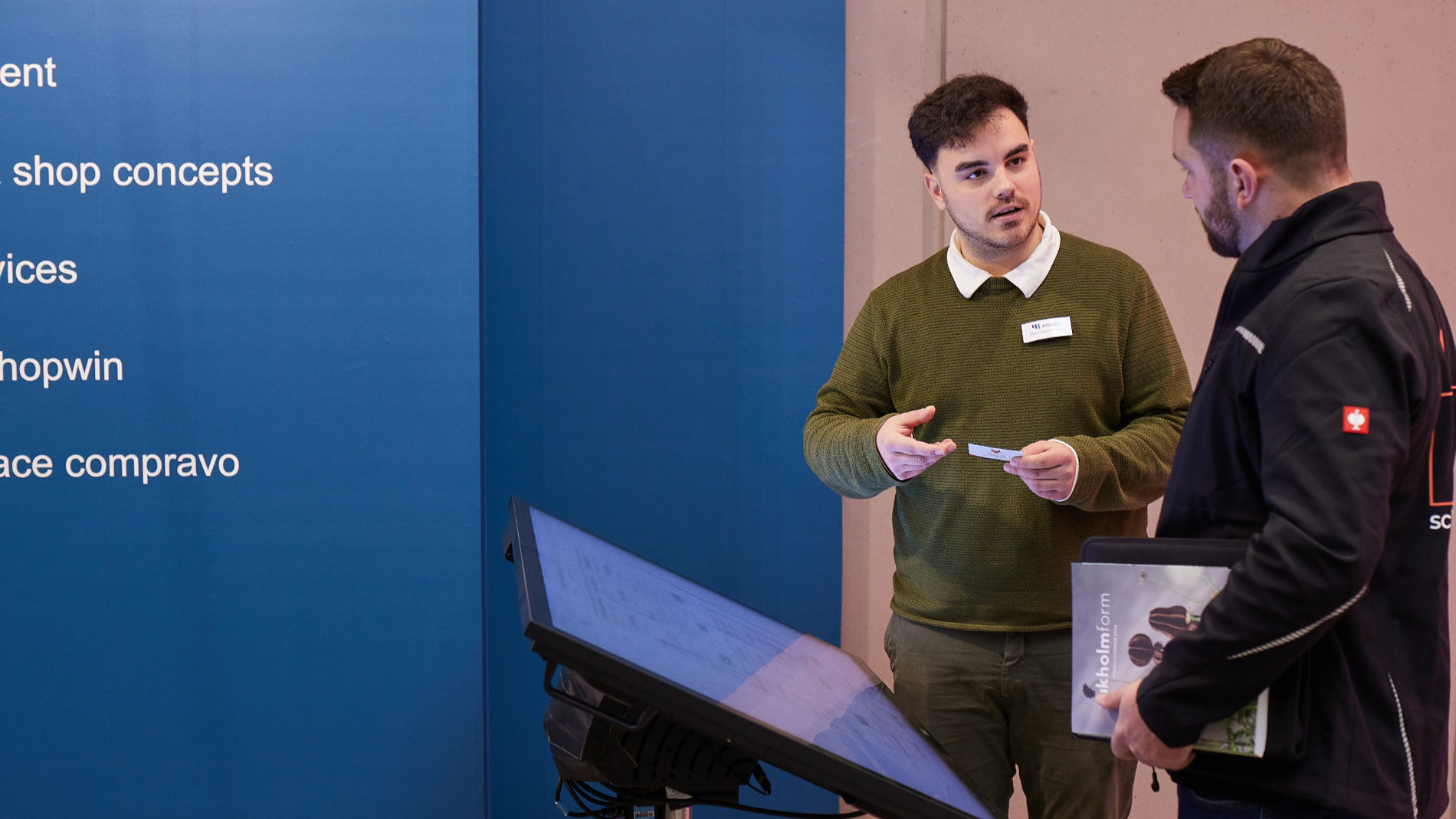 2 junge Männer im Gespräch