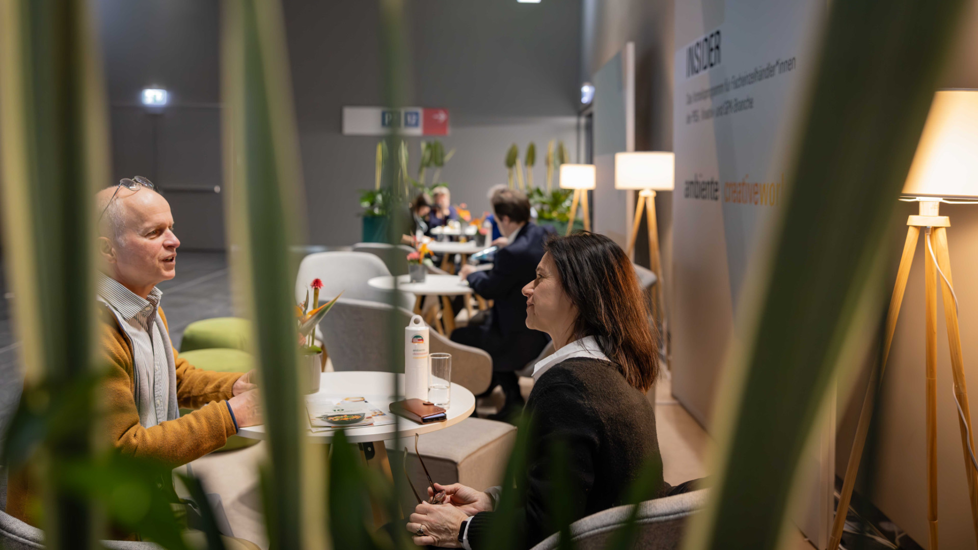 Zwei Personen im Gespräch